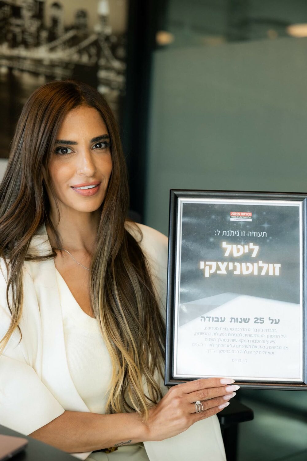ליטל עם תעודת הוקרה על 25 שנות עבודה