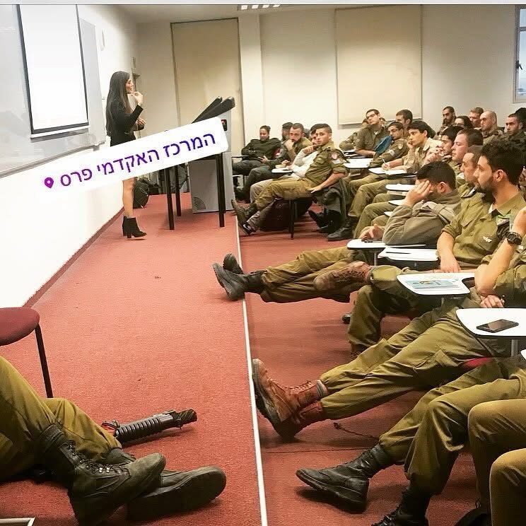 ליטל מרצה מול קהל